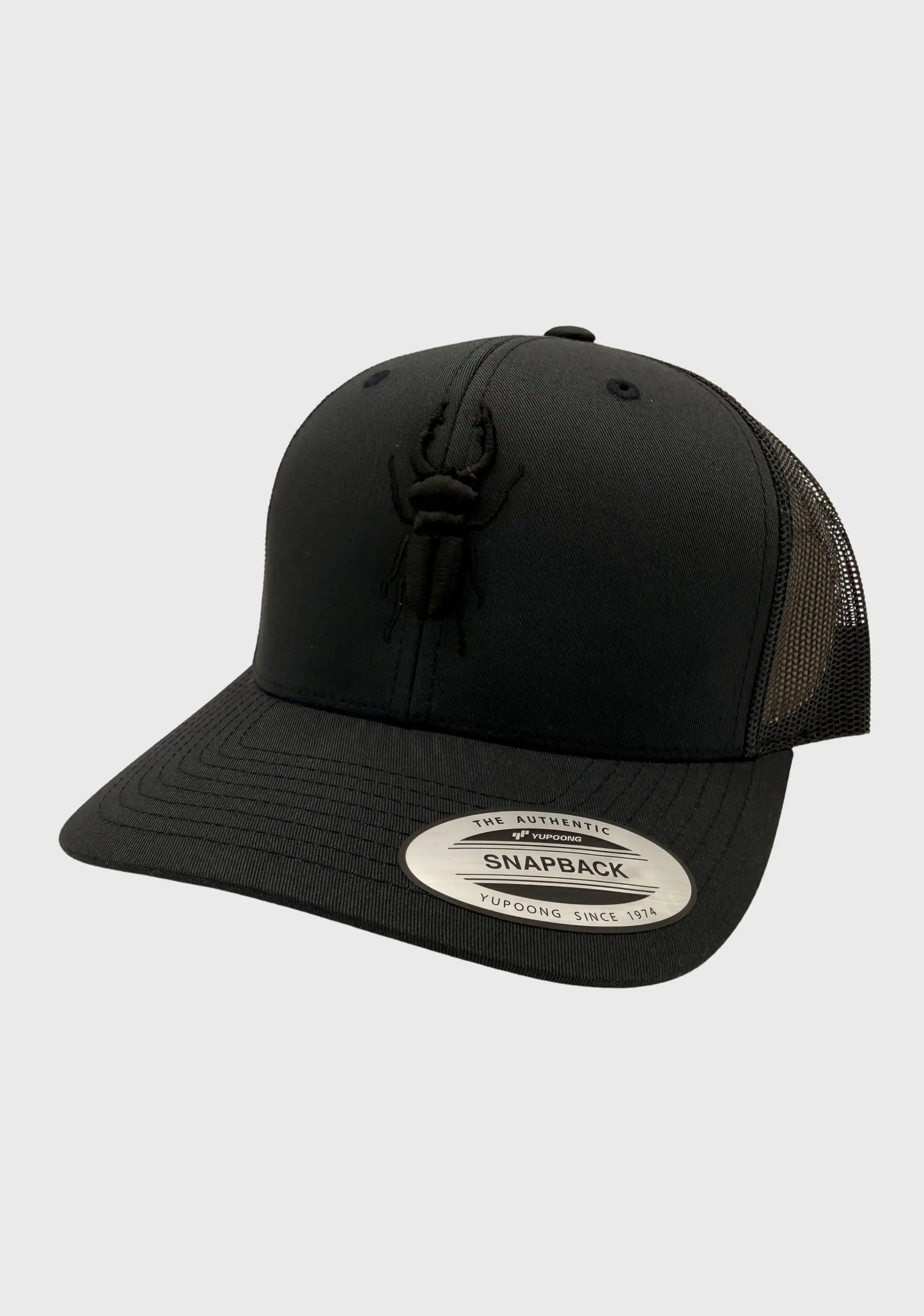 Dezent in einem dunklen Dark Navy mit schwarzem Käfer
