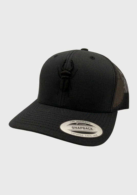 Dezent in einem dunklen Dark Navy mit schwarzem Käfer