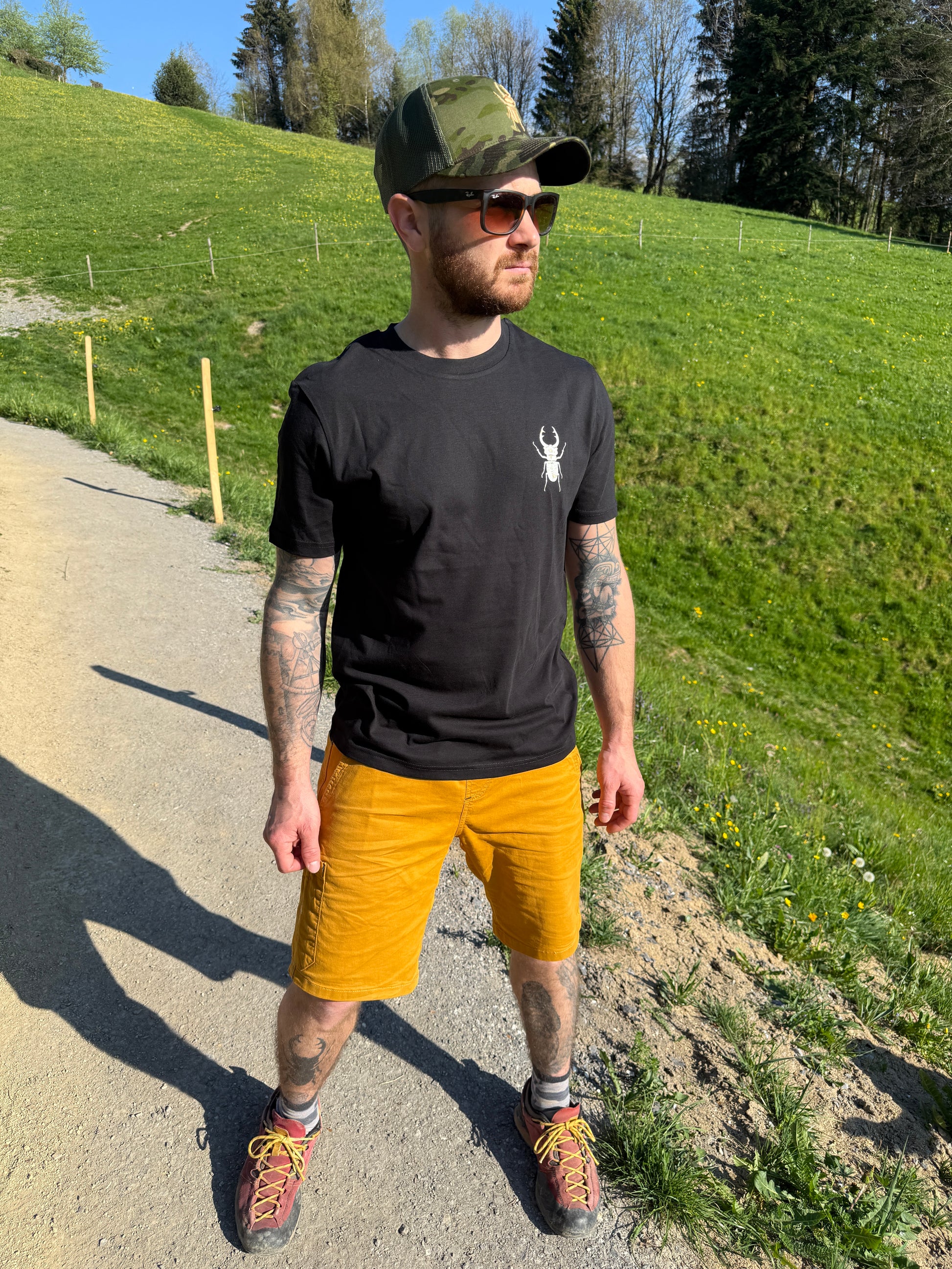 Stephan mit dem dem Limited Edition Crew Shirt in Black