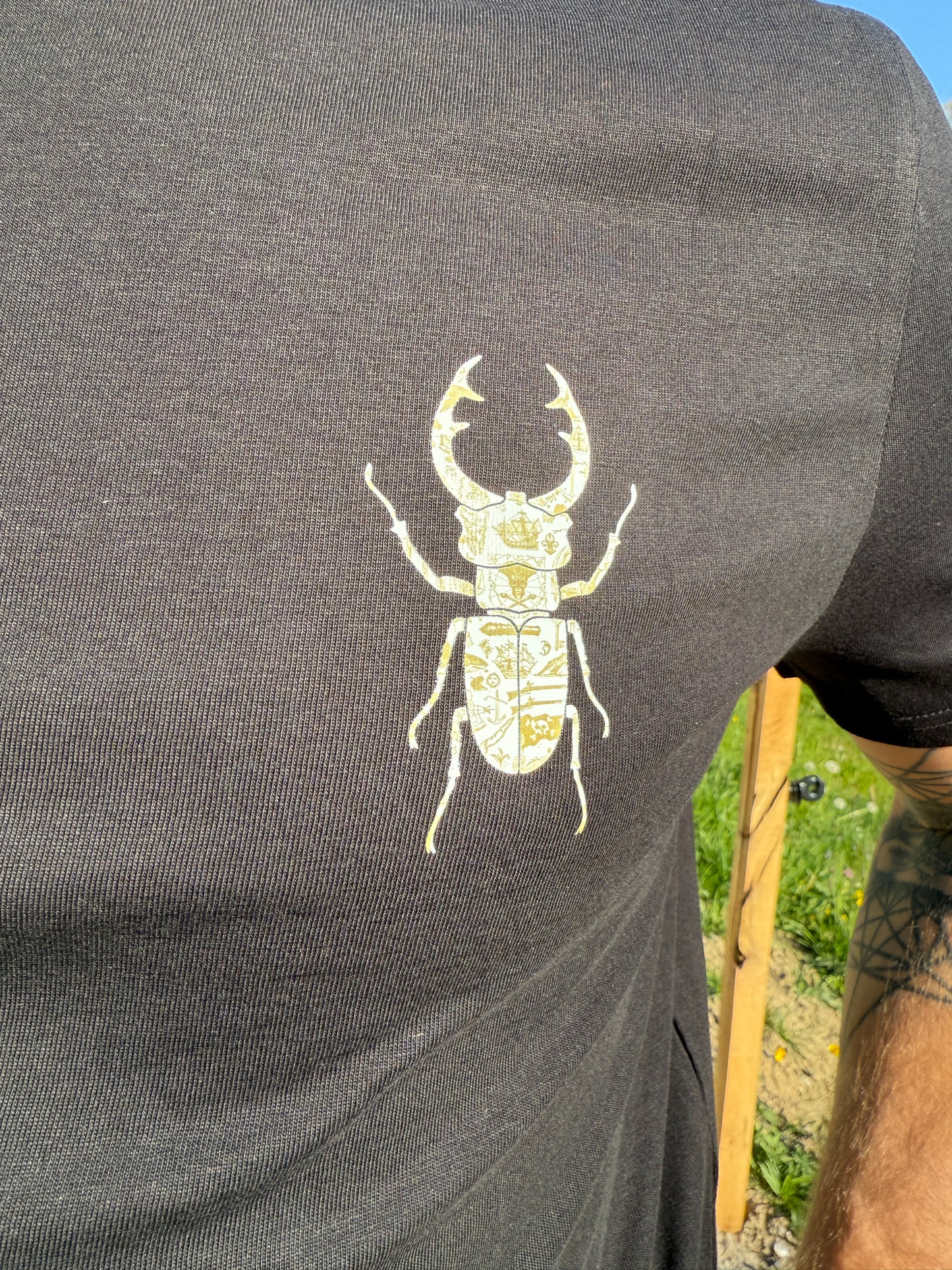 Crew Käfer auf der Vorderseite des Shirts