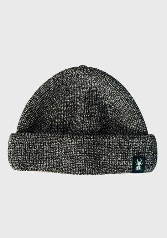 Hell melierte Fisherman Beanie von ArmyBug mit braun und weiss in einer Mütze