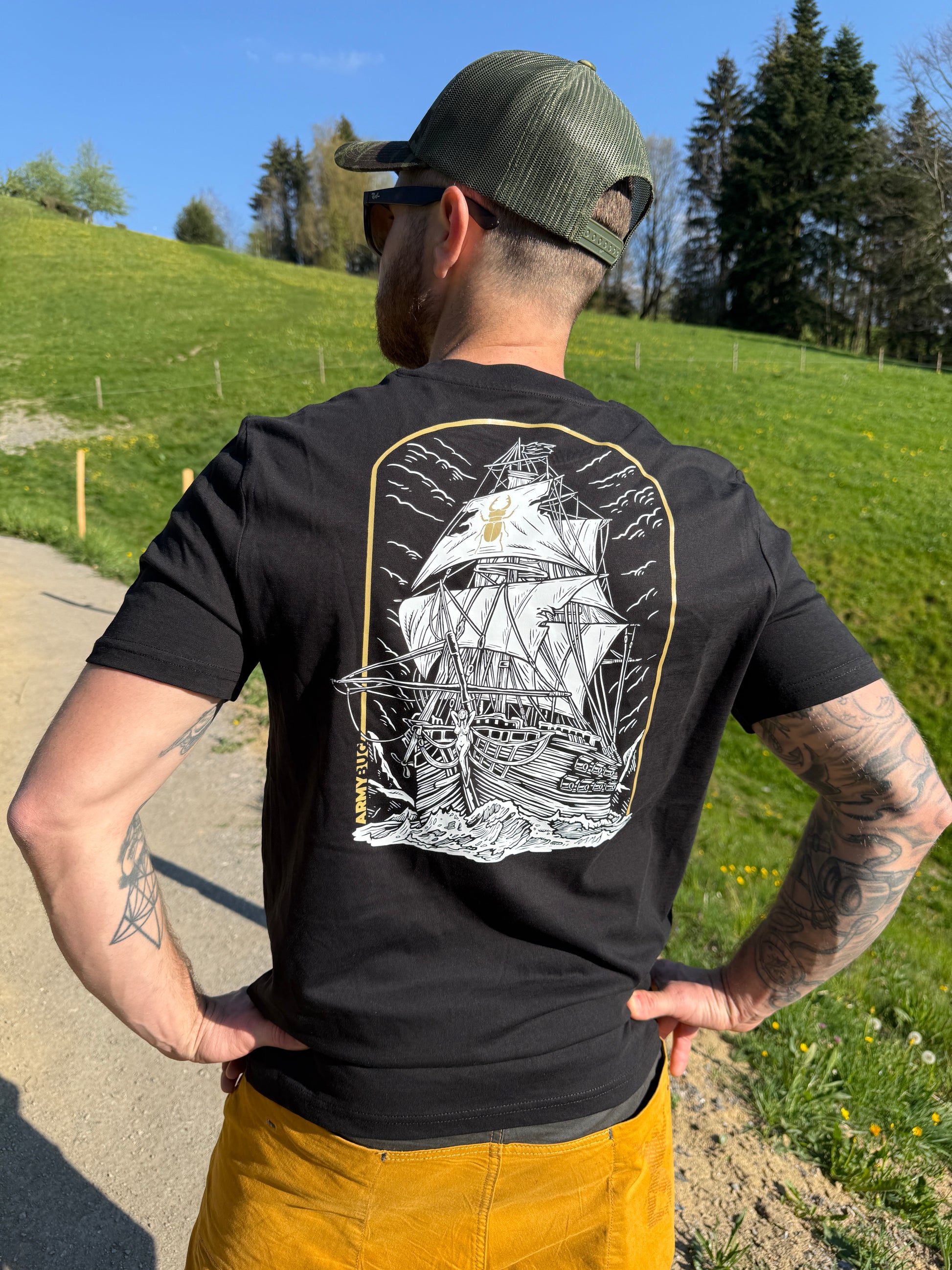 Schwarzes Crew Shirt mit großem Rückenprint und Armybug Käfer vorne – Limited Edition